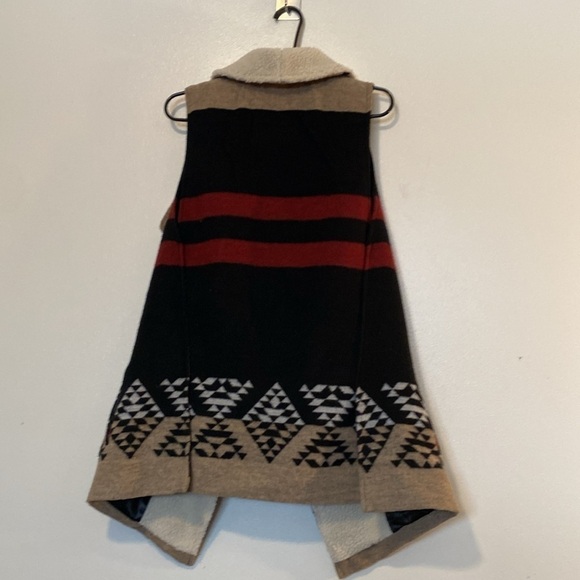 Me Jane Buckle Boho Aztec Vest with Sherpa Collar - Picture 5 of 11
